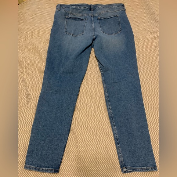 GAP high rise universal legging. Button fly & with heavily distressed knees. 20. - Picture 3 of 6